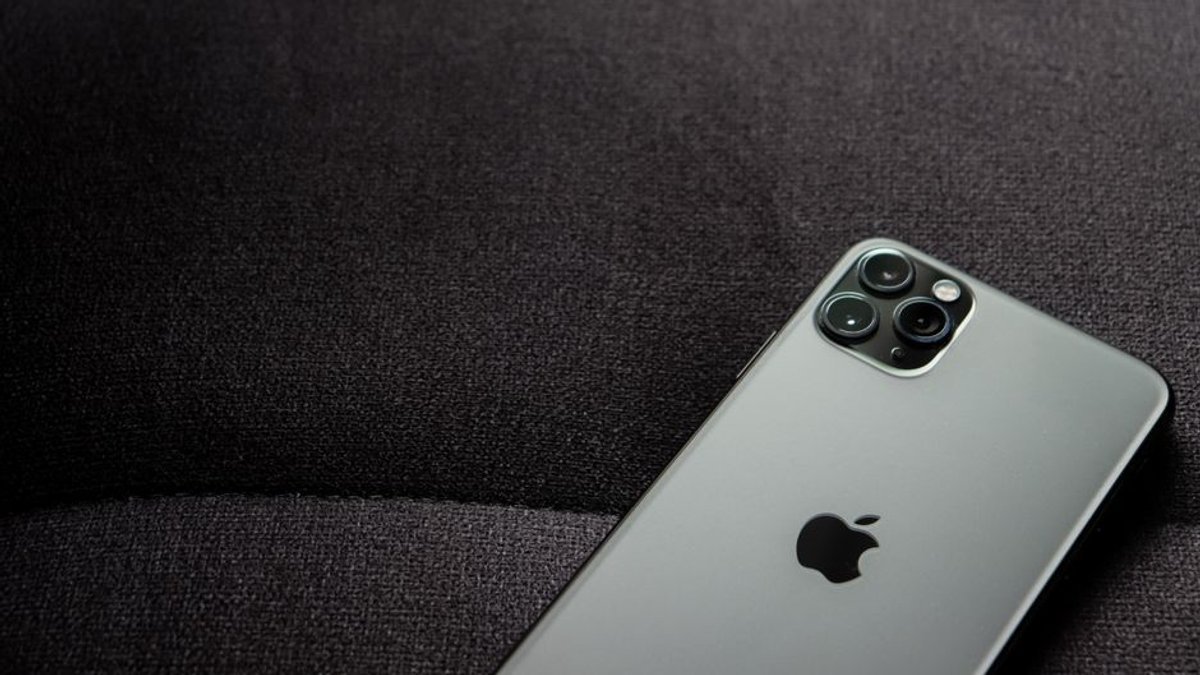 Pixel 11 Pro XL vs. iPhone 17 Pro Max: I Compared Google and Apple’s Flagship Phones - CNET