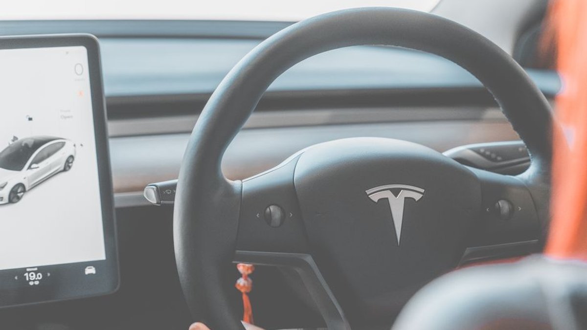 Tesla said fatal Autopilot crash data didn't exist — a $15K bug bounty hacker proved it did, costing Tesla $243 million - Yahoo Finance