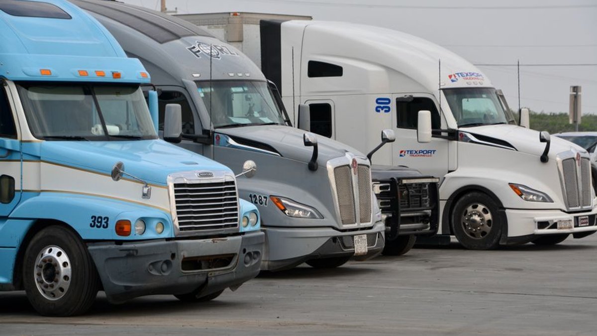 Semi, 2 vehicles involved in north Saskatoon crash - CTV News