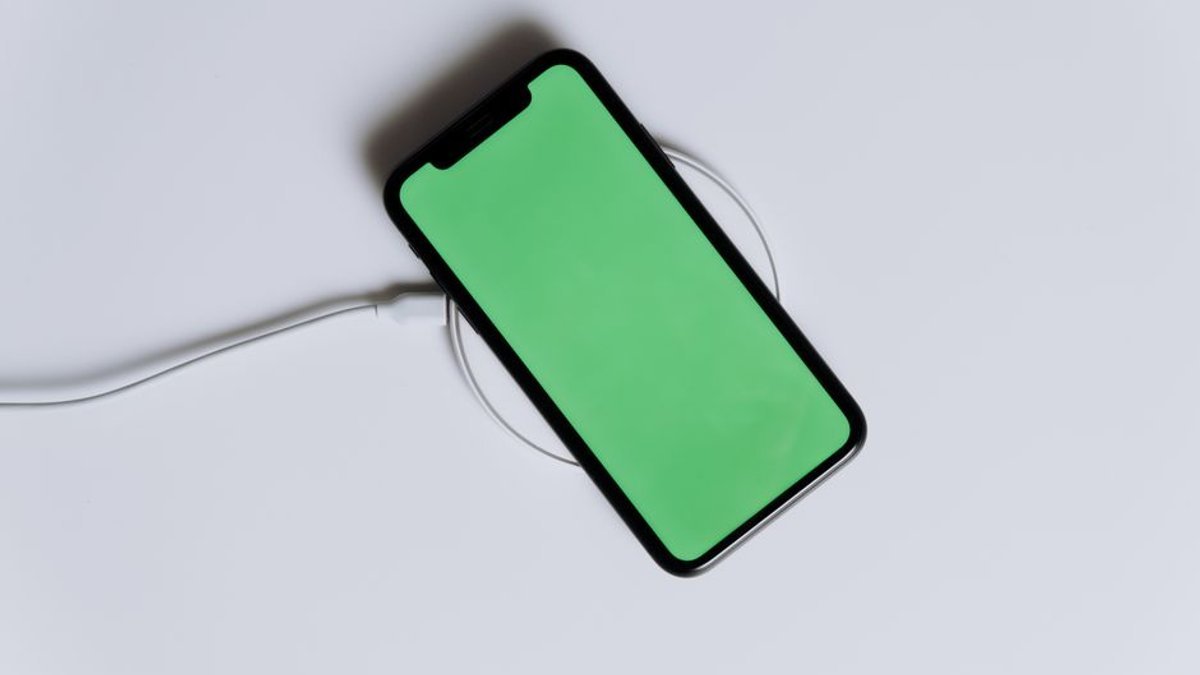 Folding screen iPhone may support MagSafe charging - Laodong.vn
