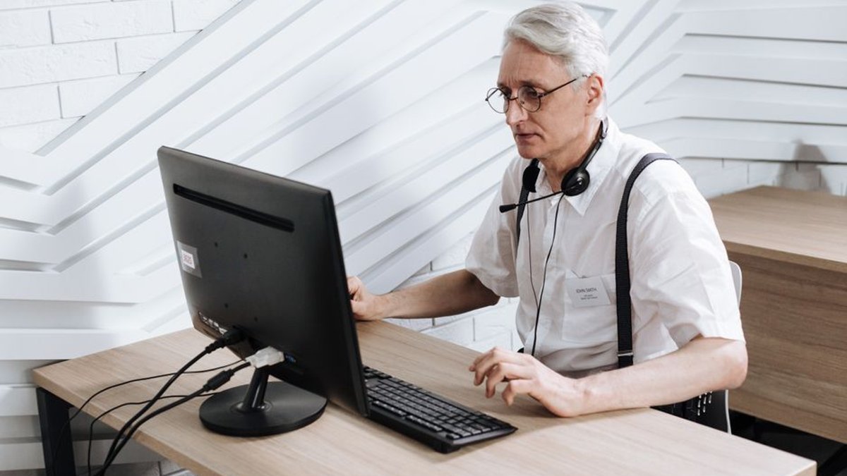 Helping older adults use AI in everyday life