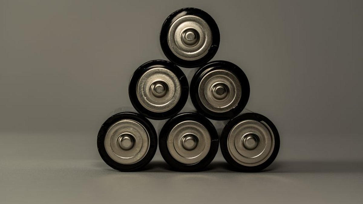 Replacing the old battery on rechargeable bike lights - news.lavx.hu