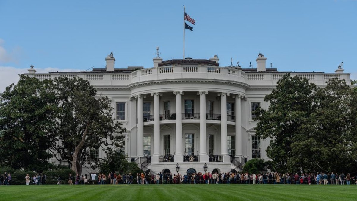 Anthropic’s CEO is about to have dinner with President Trump